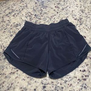 Lululemon hotty hot shorts black Size 4 tall